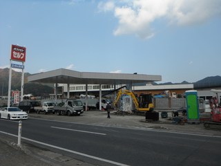 修繕中ガソリンスタンド