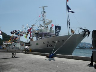 遠洋マグロ漁を主力とする釜石市の漁業会社、浜幸水産がトロール船2隻を新しく建造し10日に釜石港でお披露目するという記事が載っていたので取材してきました。入港したトロール船の第5欣栄丸