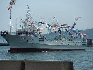 入港してきたトロール船の第8欣栄丸