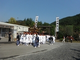 山神社から行列の出発