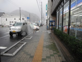 タクシーが歩道に乗り上げています。